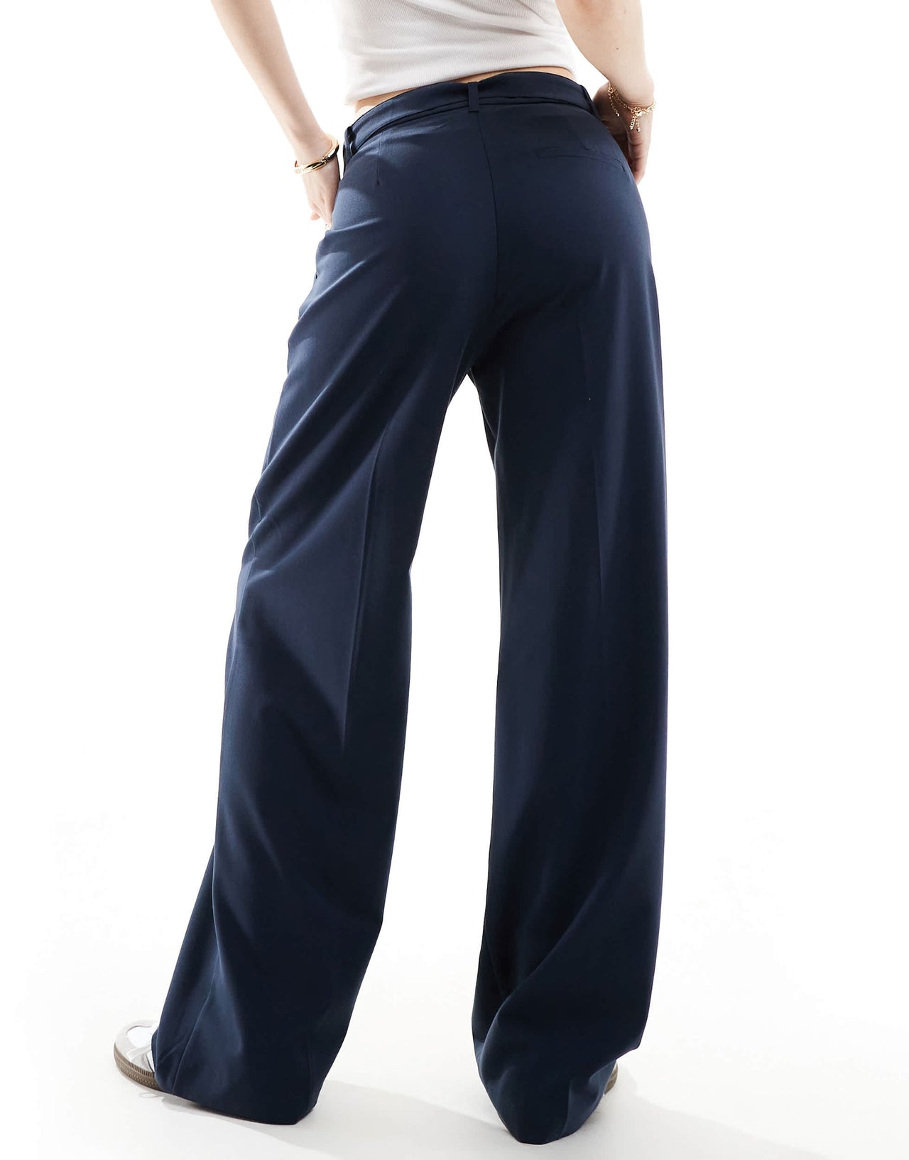 Pull&Bear wide leg pleat tailored trouser with belt in navy blue