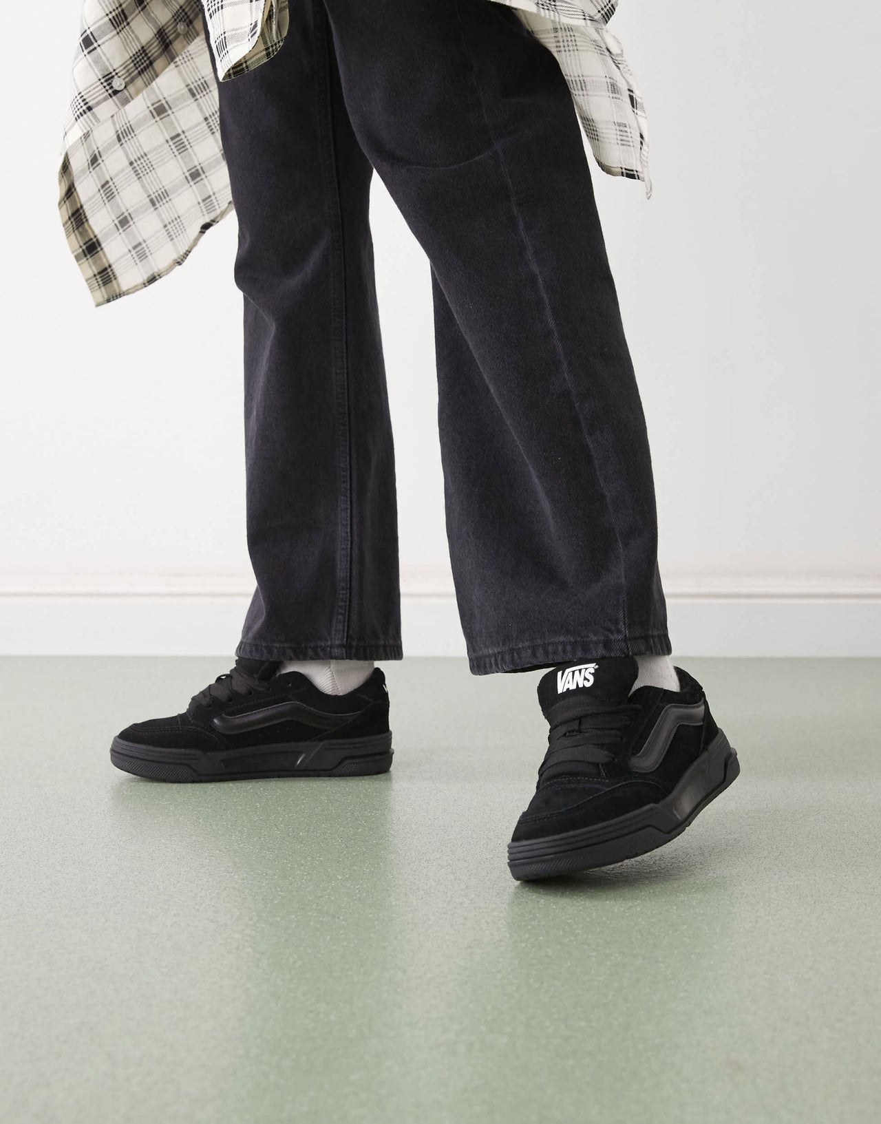 Vans hylane chunky suede trainers in triple black