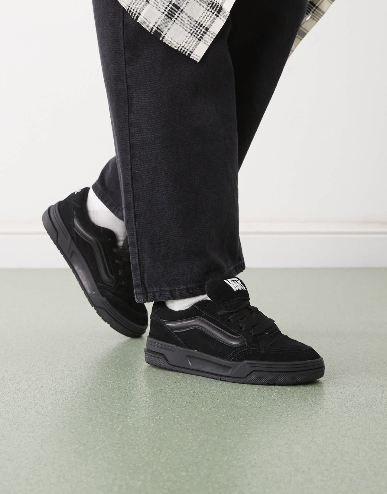 Vans hylane chunky suede trainers in triple black