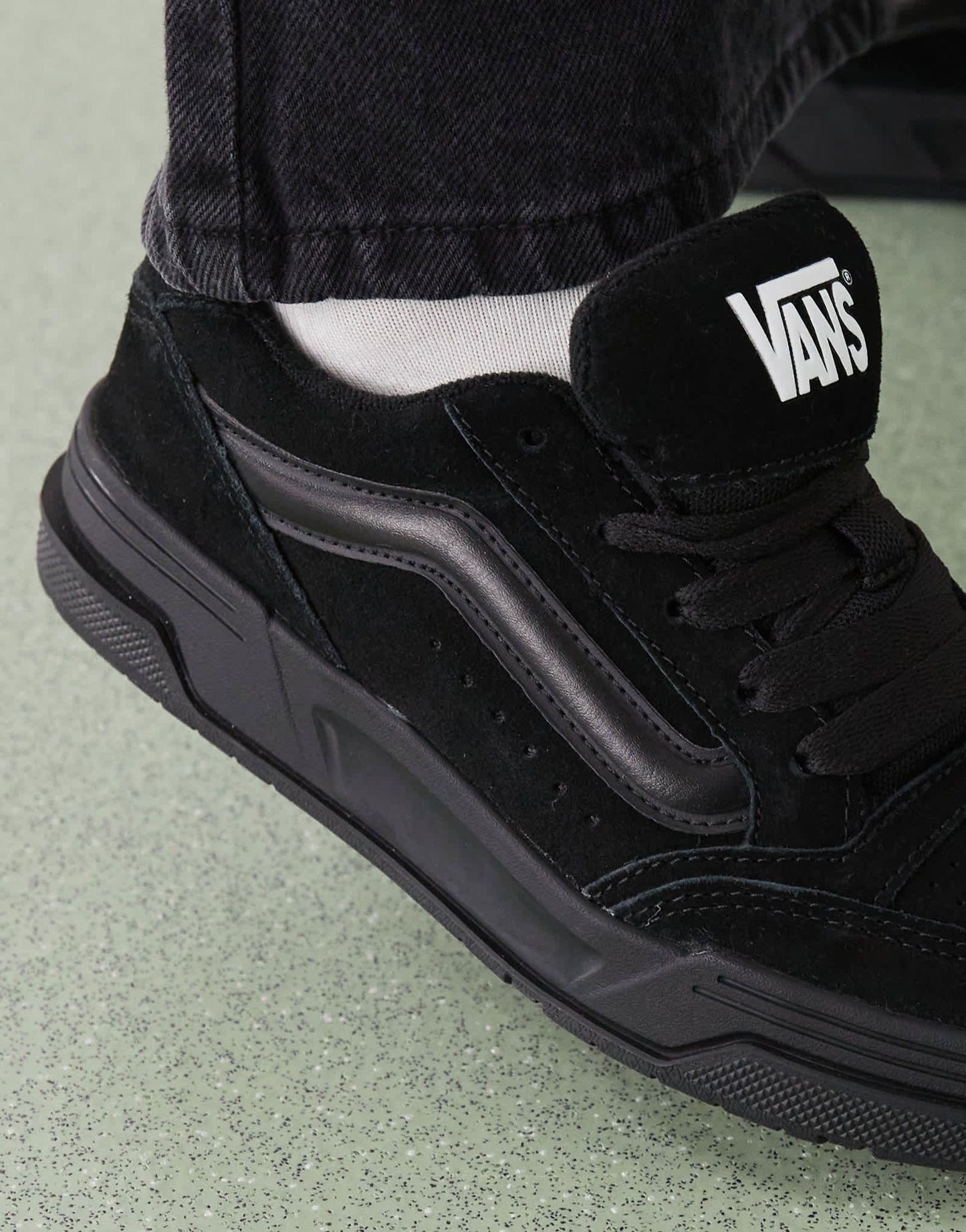 Vans hylane chunky suede trainers in triple black