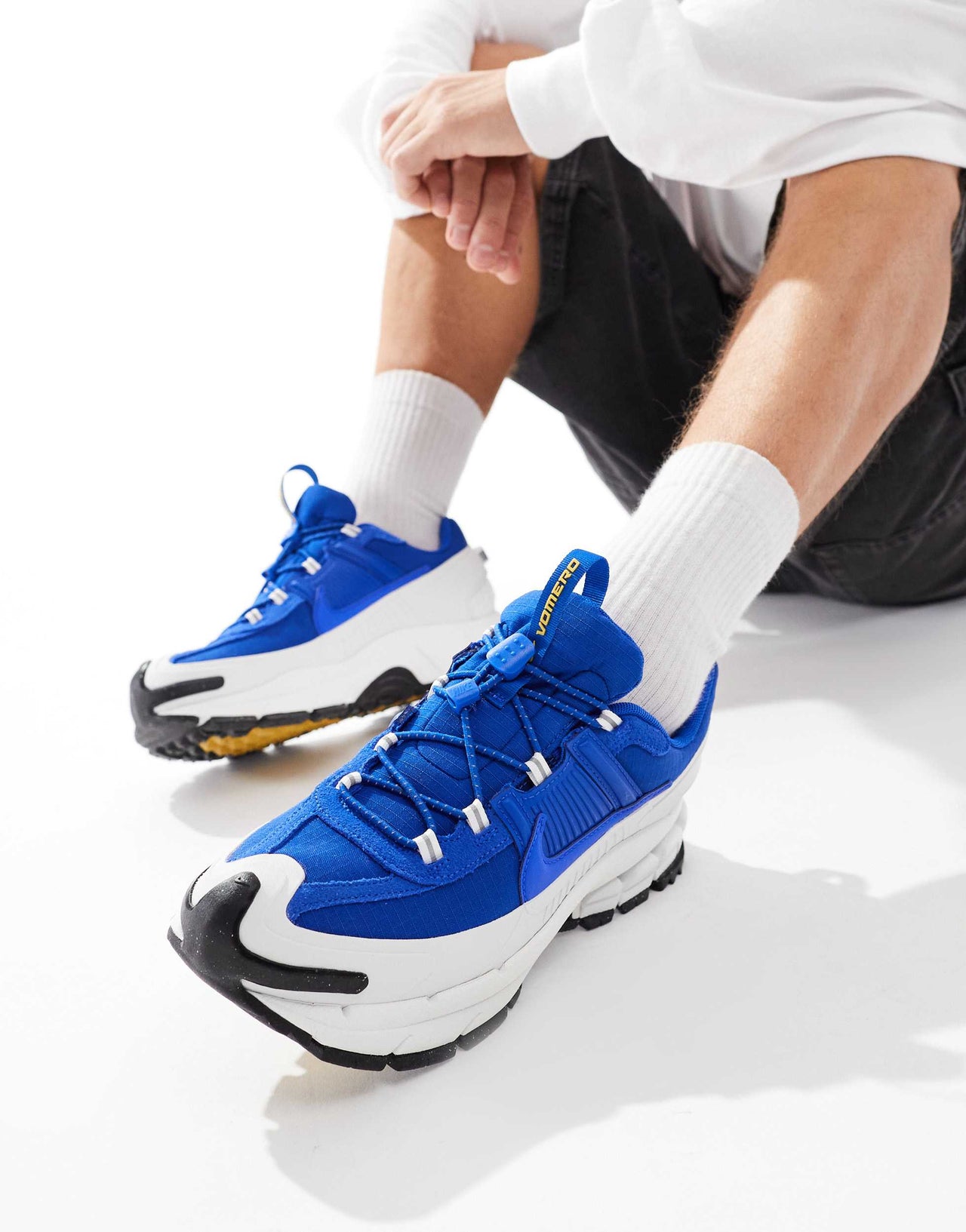 Nike Zoom Vomero 5 trainers in blue and white