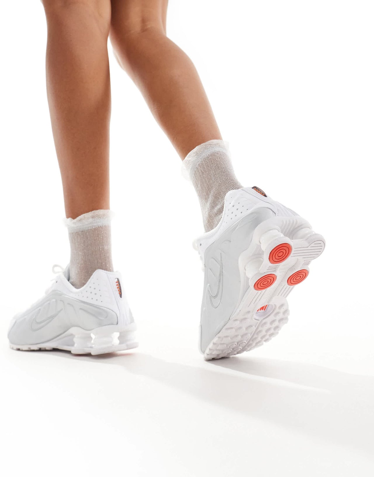 Nike Shox R4 unisex trainers in white