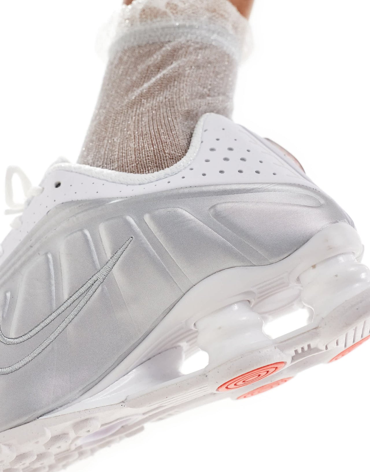 Nike Shox R4 unisex trainers in white
