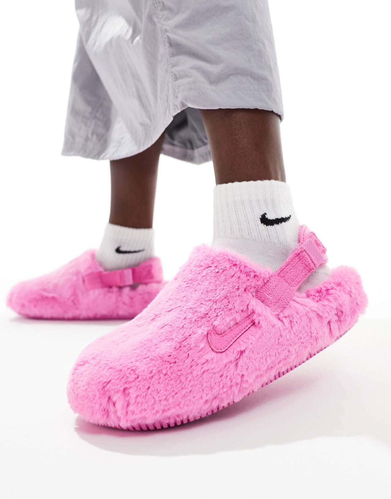 Nike Fluffy calm mules in pink