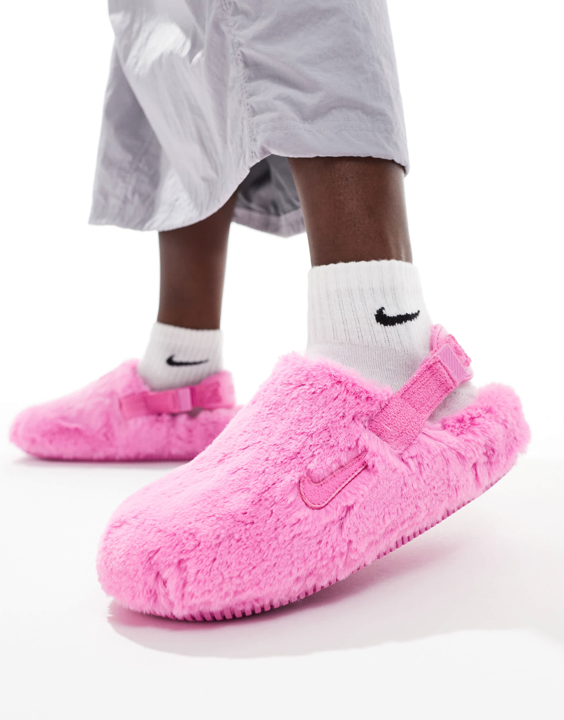 Nike Fluffy calm mules in pink