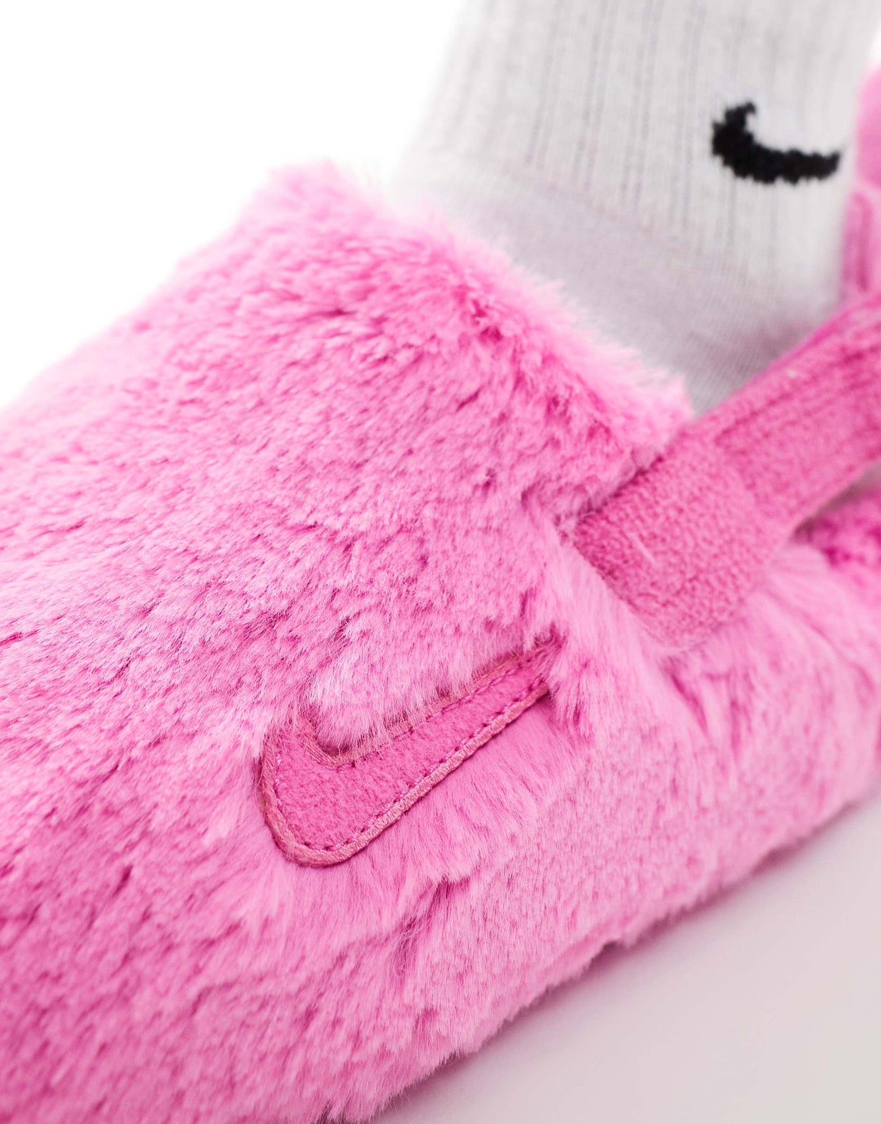 Nike Fluffy calm mules in pink