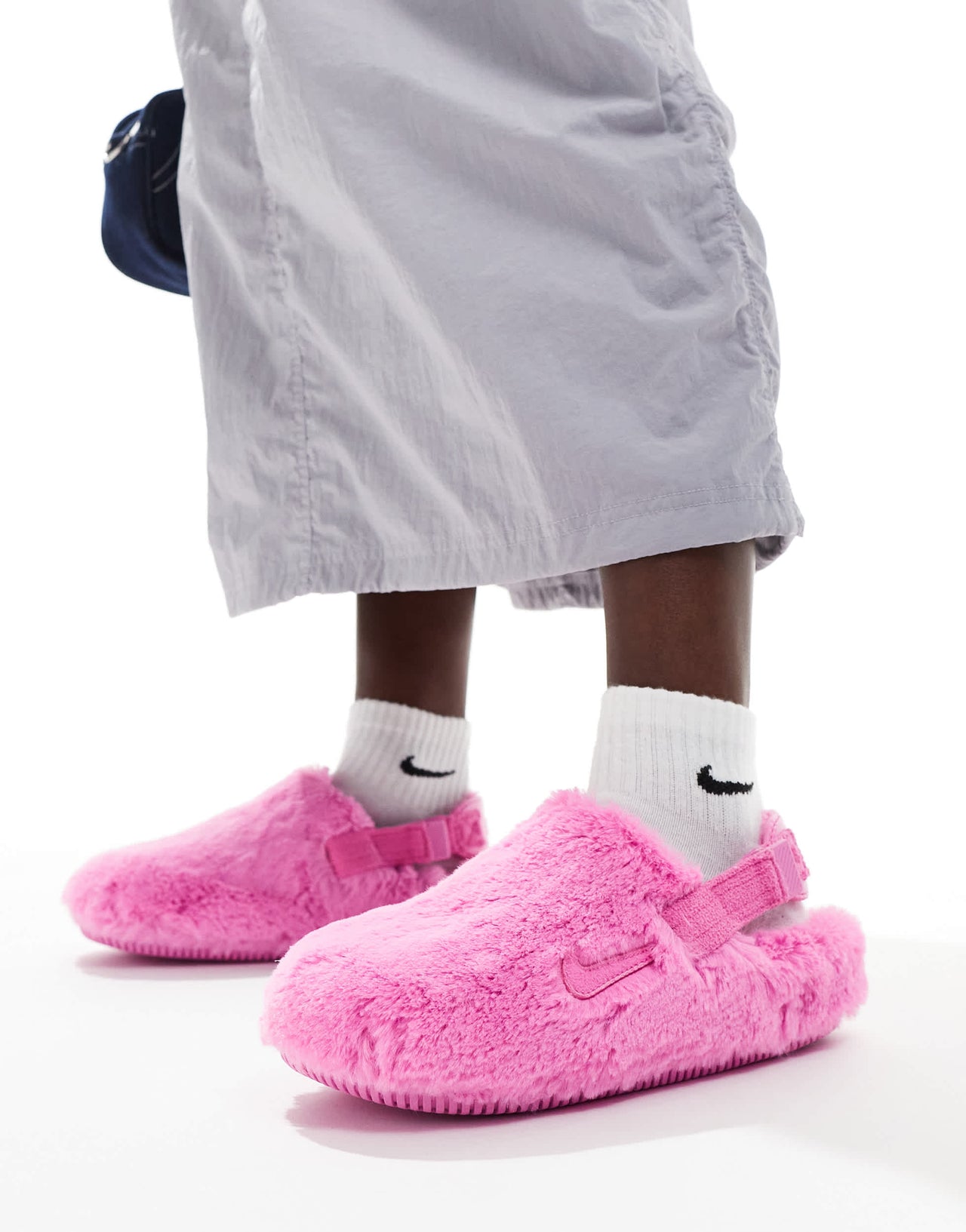 Nike Fluffy calm mules in pink