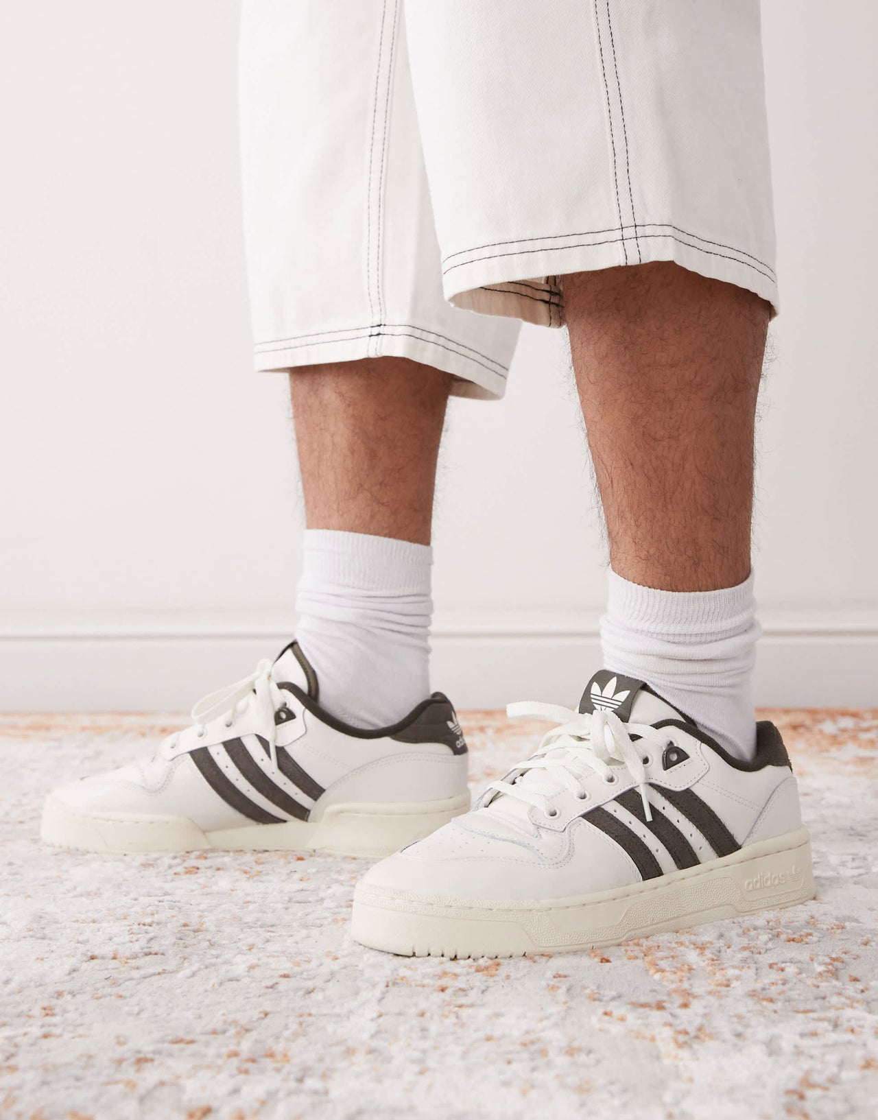 adidas Originals Rivalry 86 Low trainers in white and olive