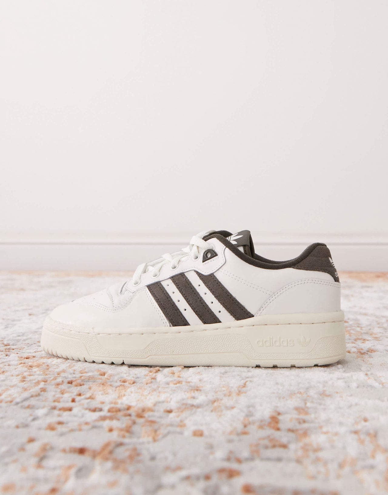 adidas Originals Rivalry 86 Low trainers in white and olive