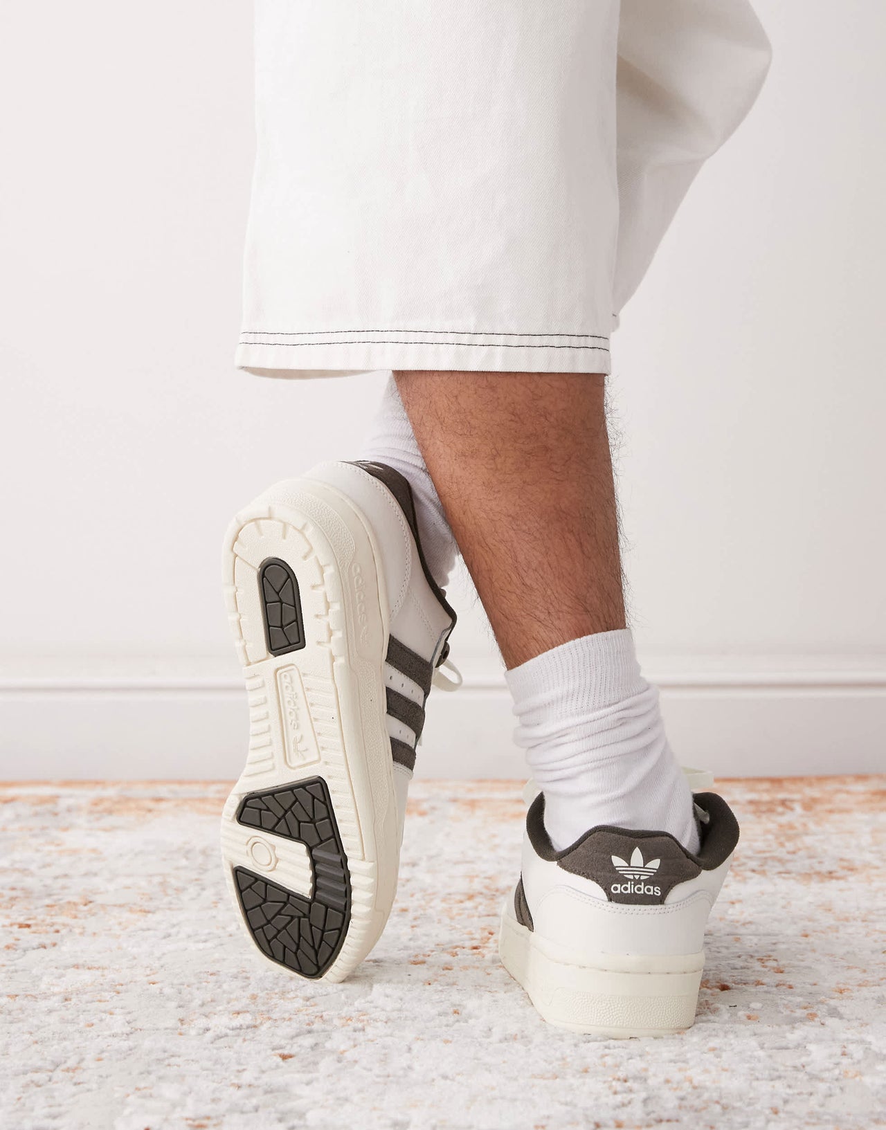 adidas Originals Rivalry 86 Low trainers in white and olive