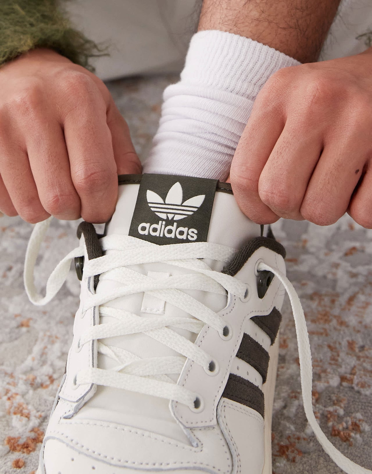 adidas Originals Rivalry 86 Low trainers in white and olive