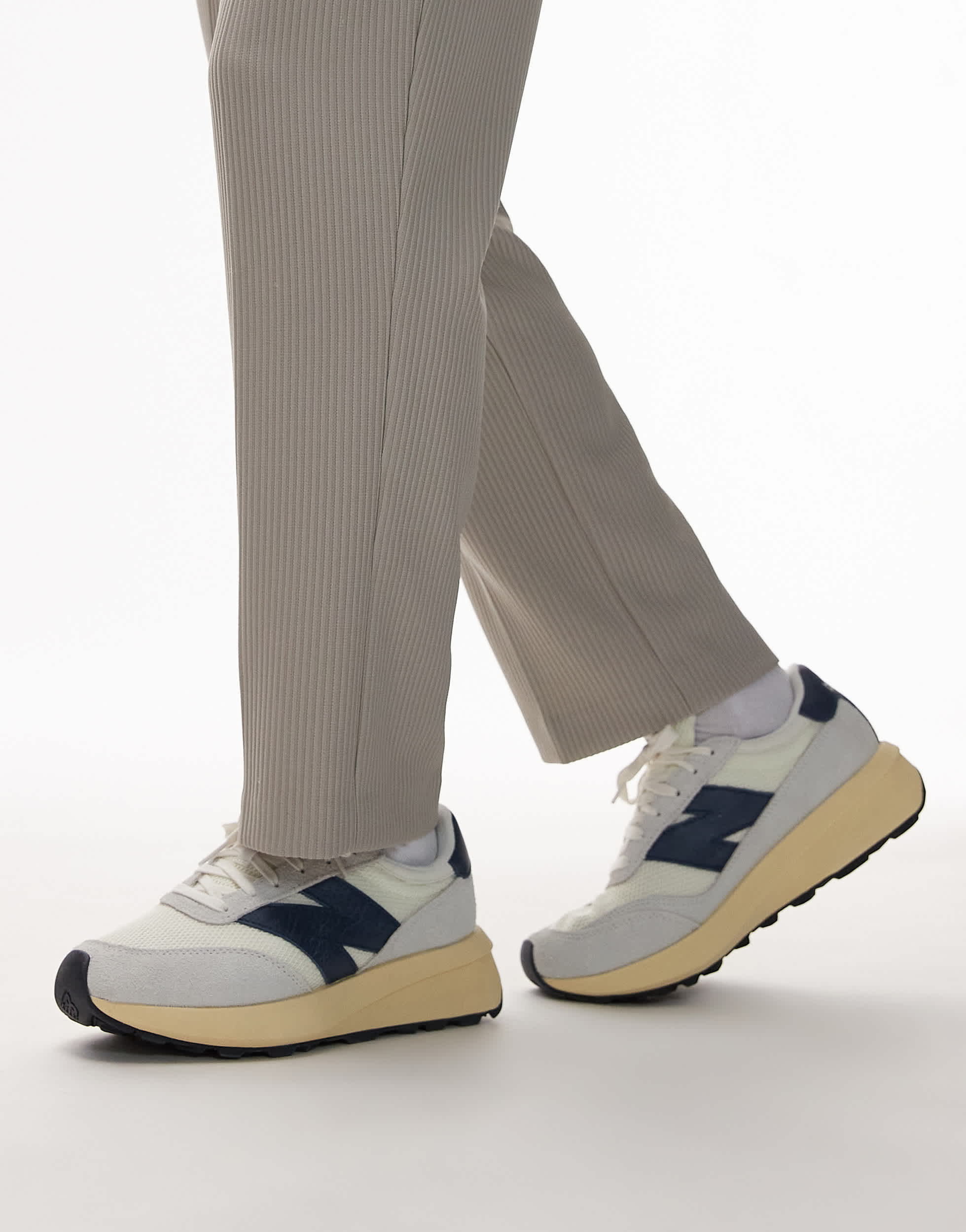 New Balance 370 trainers in white and navy