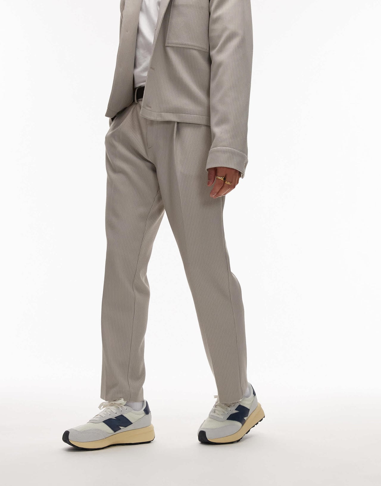 New Balance 370 trainers in white and navy