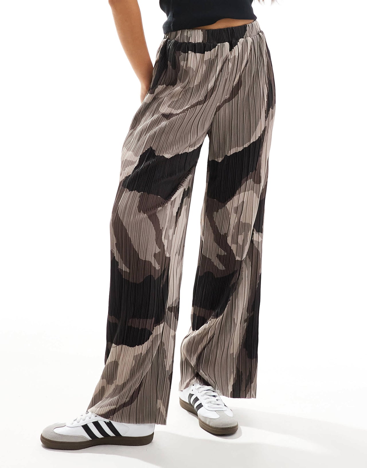Vero Moda plisse wide leg trousers in brown abstract print