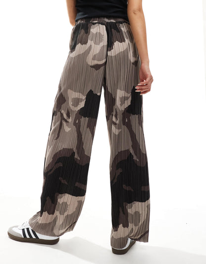 Vero Moda plisse wide leg trousers in brown abstract print