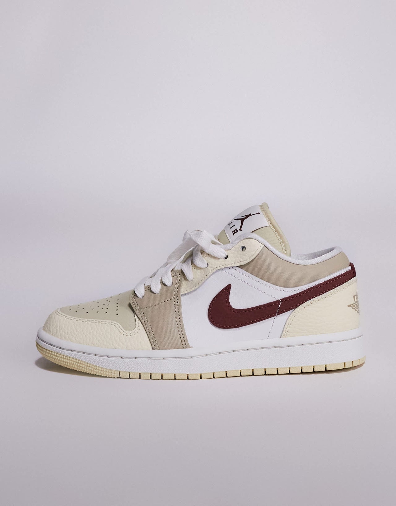 Nike Air Jordan 1 Low SE trainers in white and brown