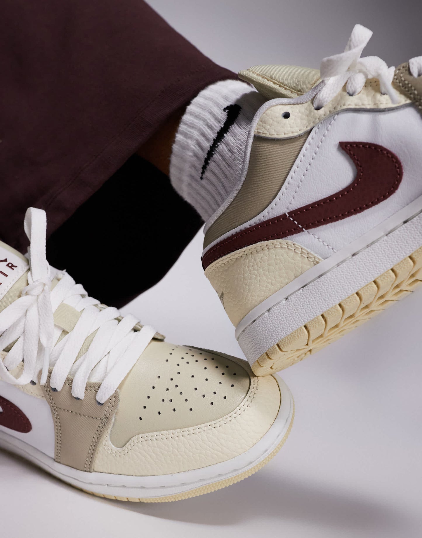 Nike Air Jordan 1 Low SE trainers in white and brown