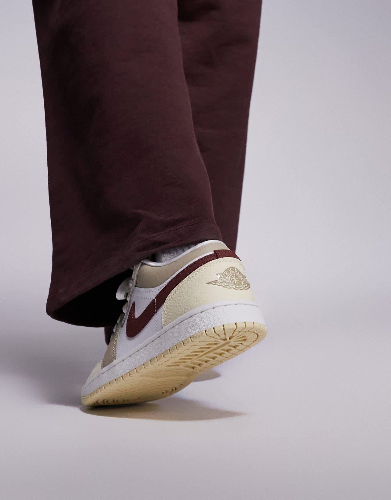 Nike Air Jordan 1 Low SE trainers in white and brown