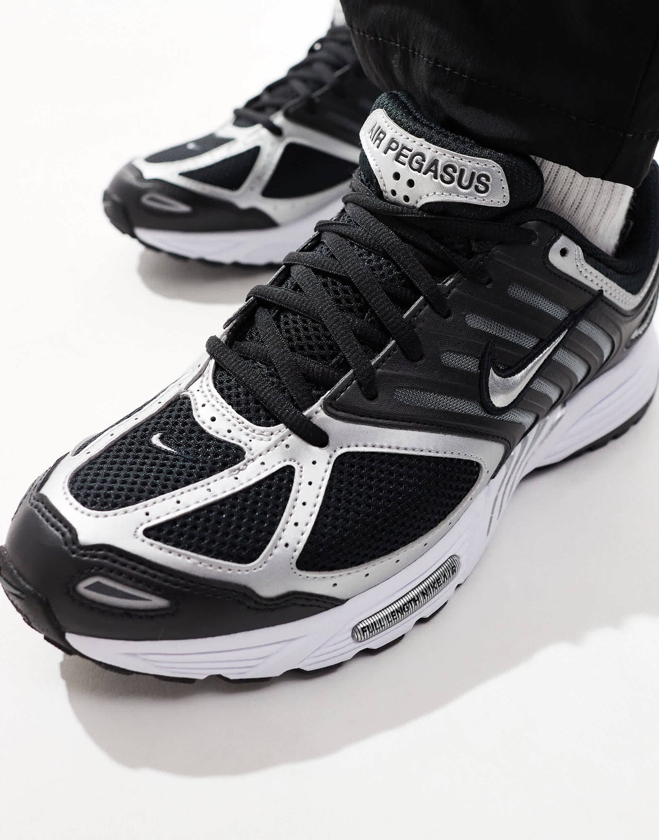 Nike Pegasus 2005 trainers in black and metallic silver