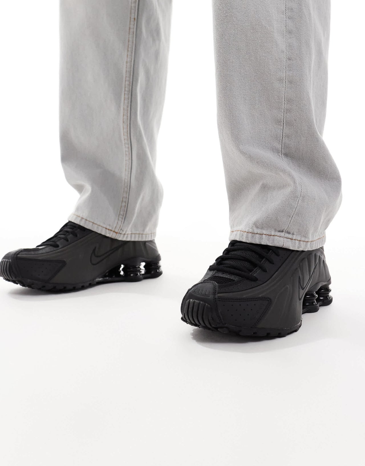 Nike Shox R4 trainers in black