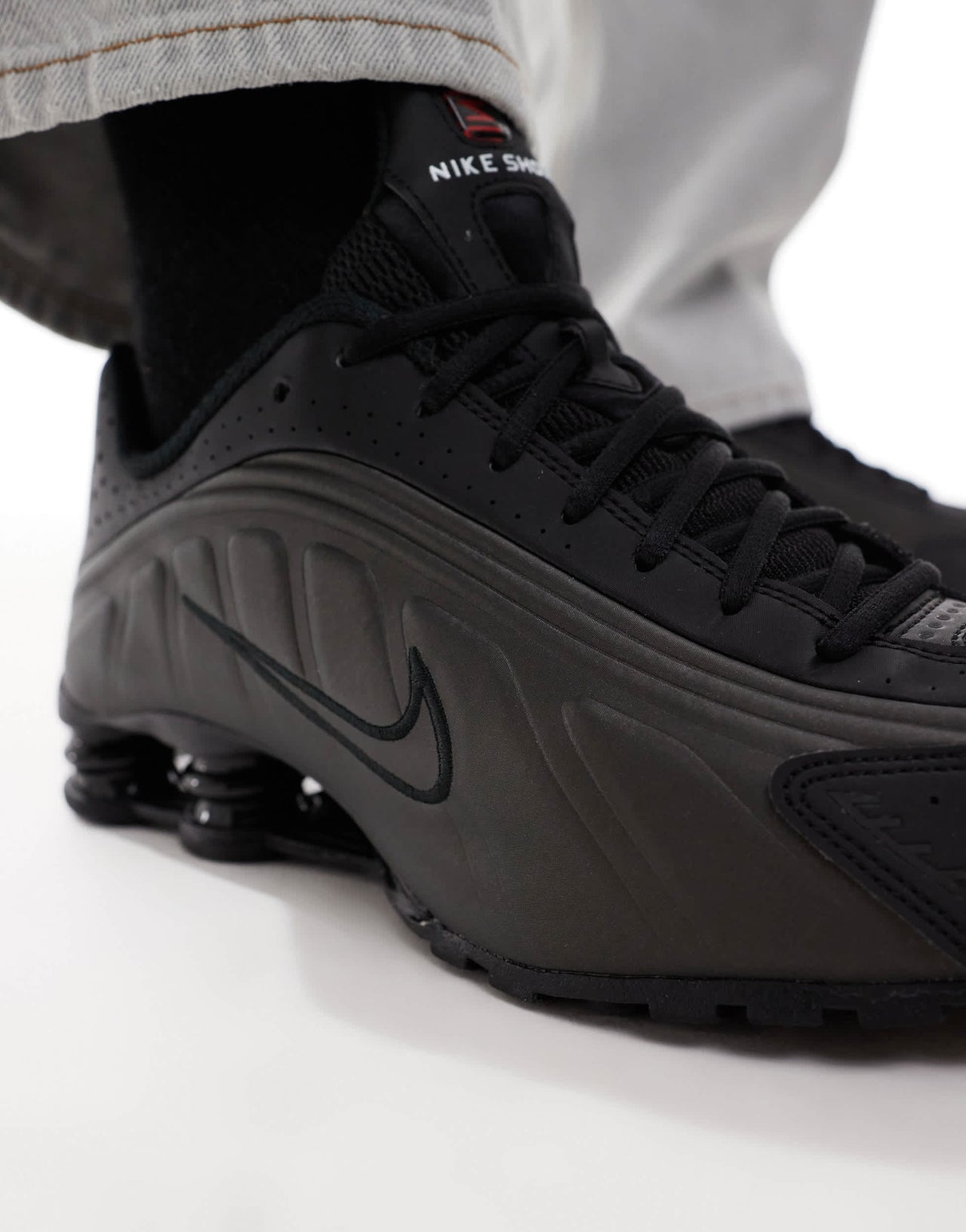 Nike Shox R4 trainers in black