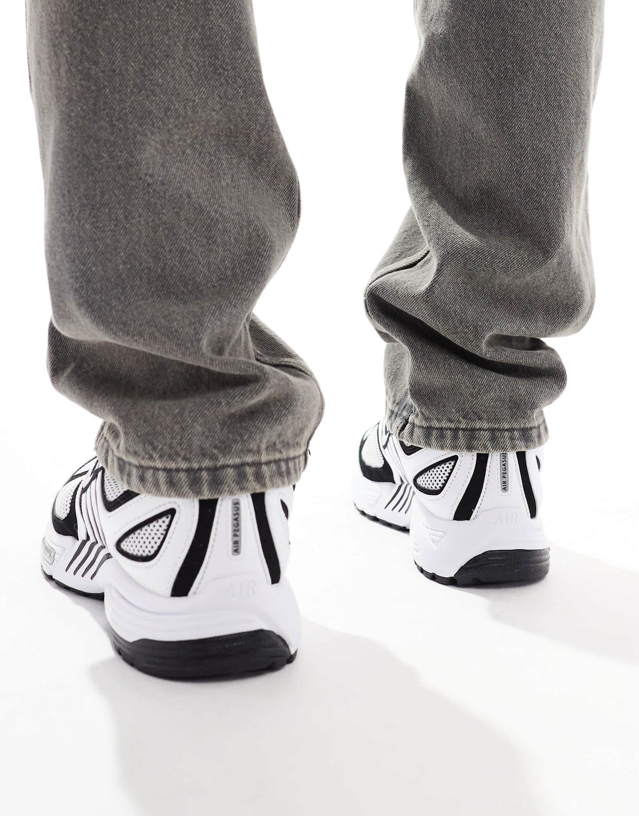 Nike Nike Air Pegasus 2005 trainers in white, black and metallic silver