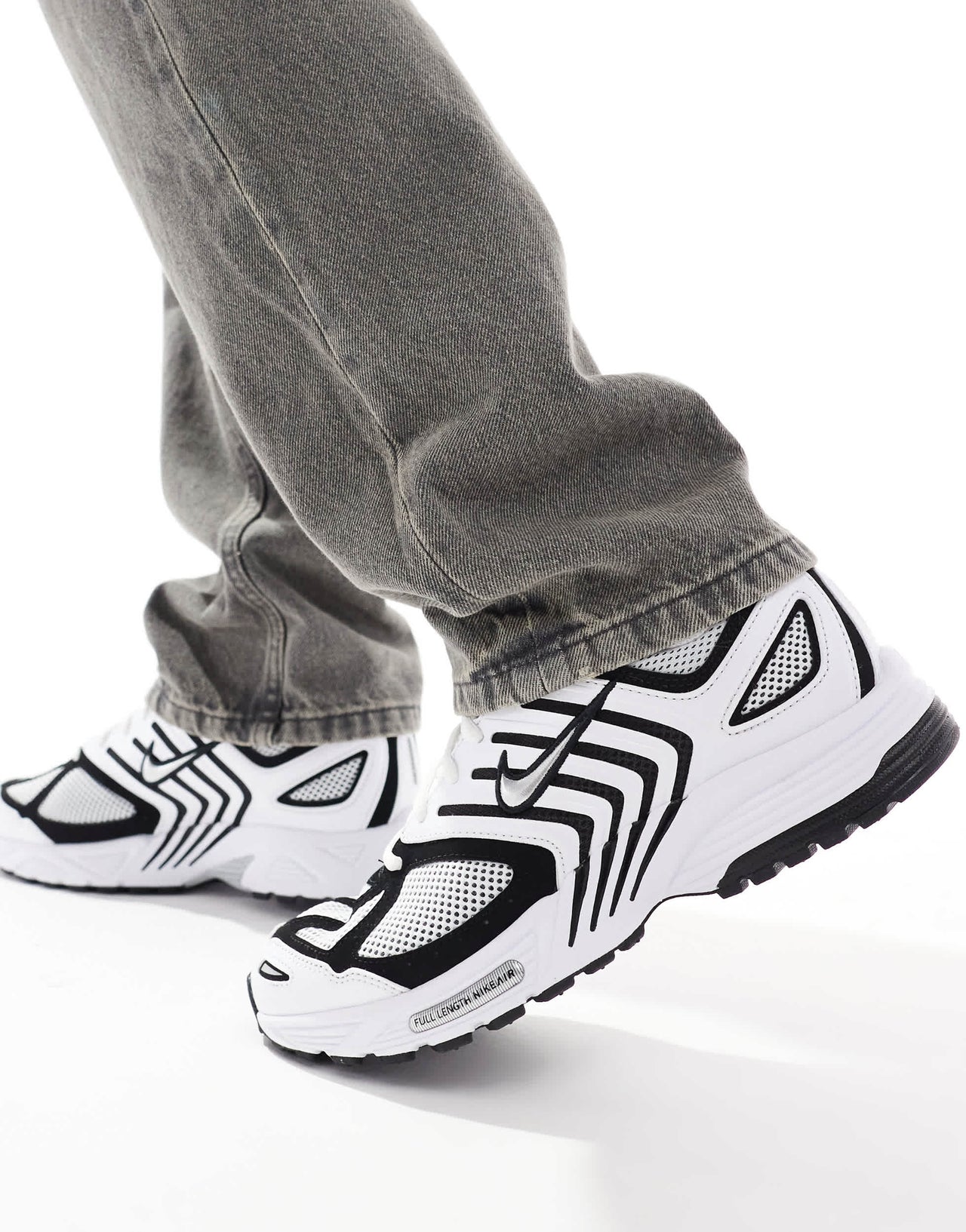 Nike Nike Air Pegasus 2005 trainers in white, black and metallic silver