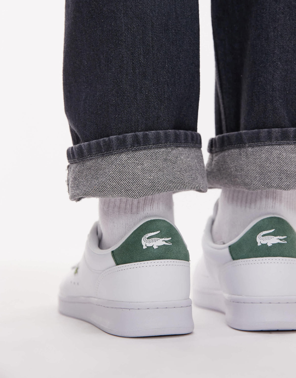 Lacoste Carnaby trainer in white/green