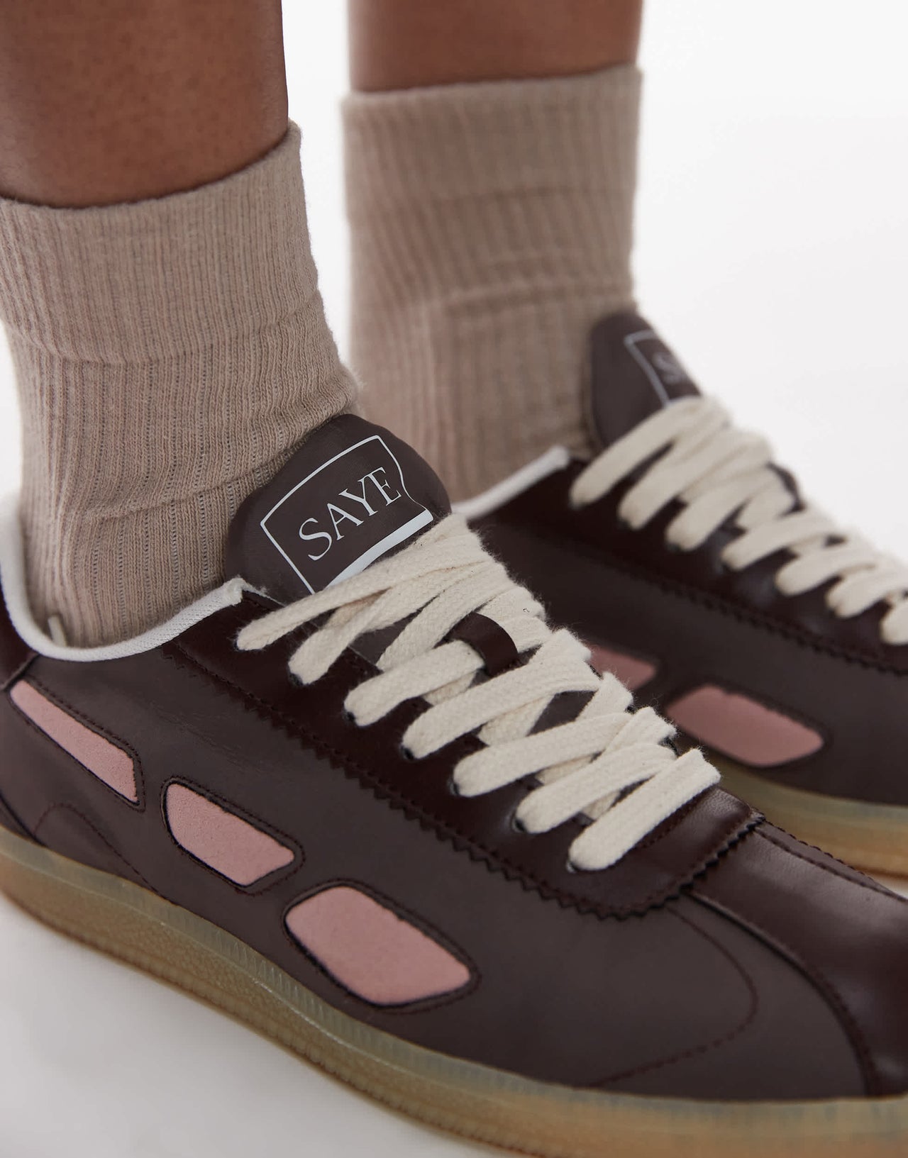 Saye unisex M70 Dart trainer in maueve