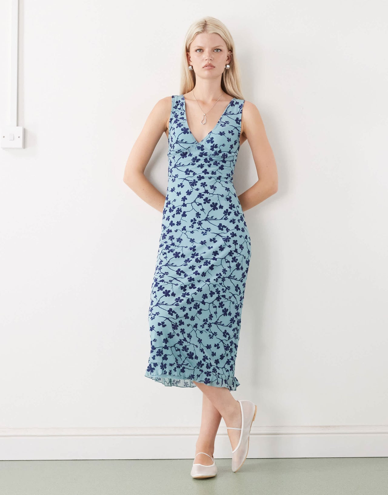 Motel gabriela flocked v-neck midi dress in blue and navy