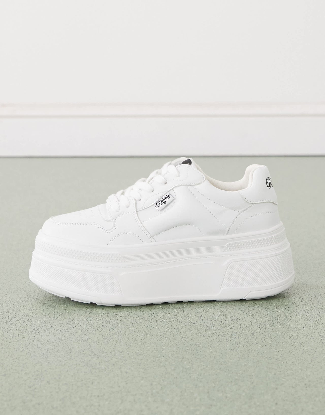 Buffalo Besu chunky trainer in white