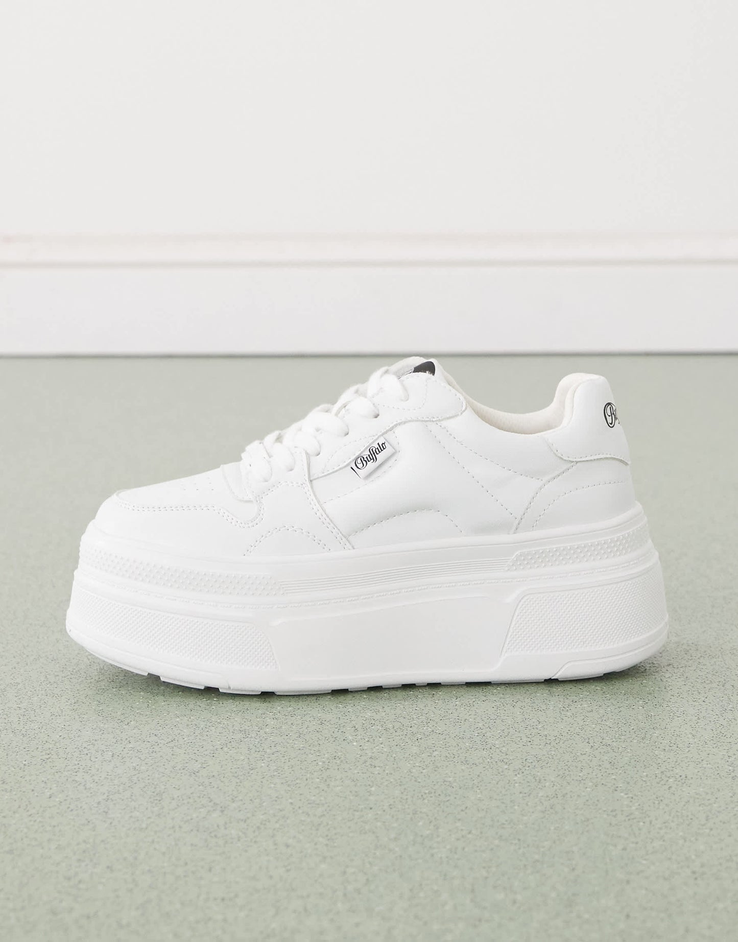 Buffalo Besu chunky trainer in white