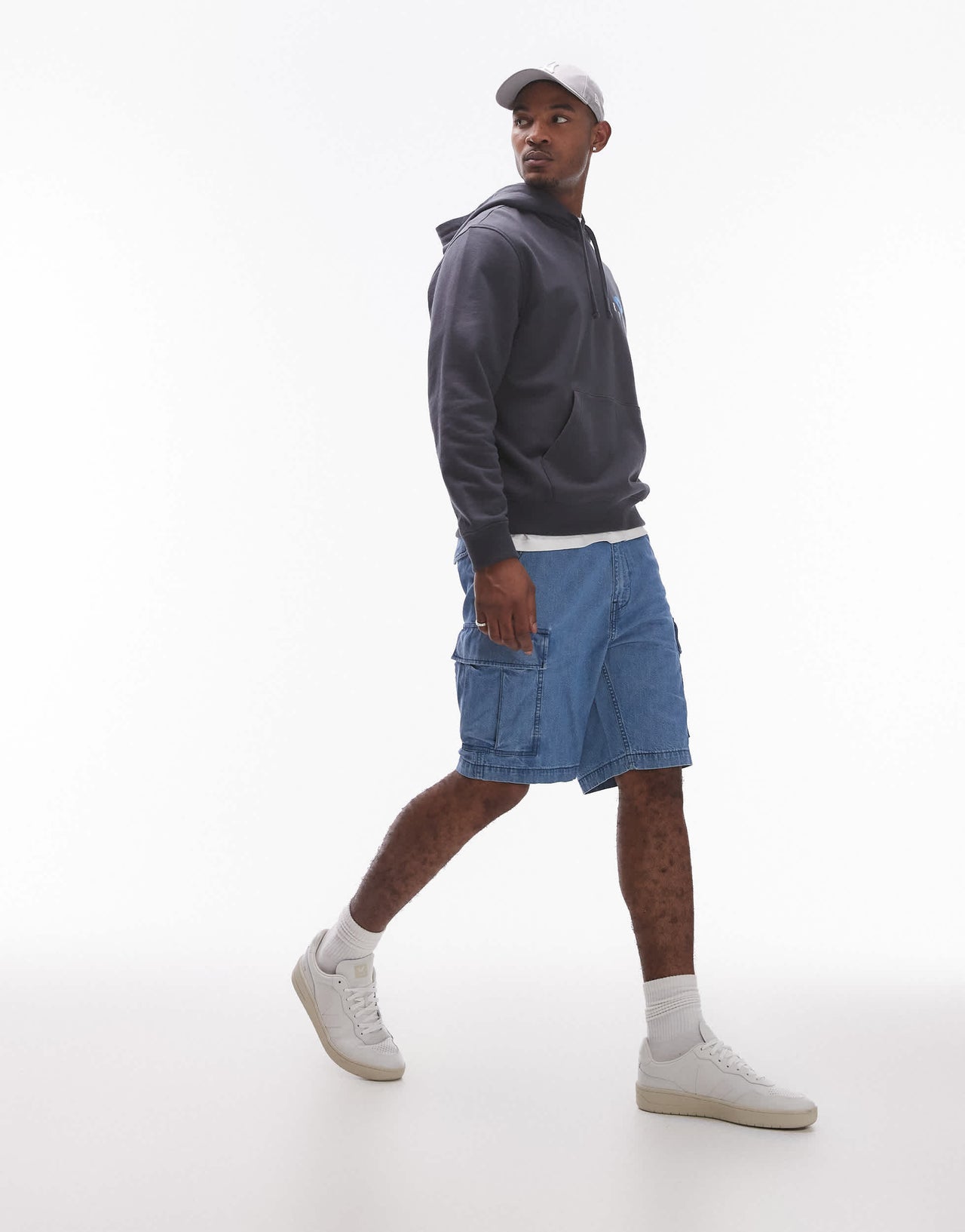 Levi's carrier cargo denim shorts in light wash