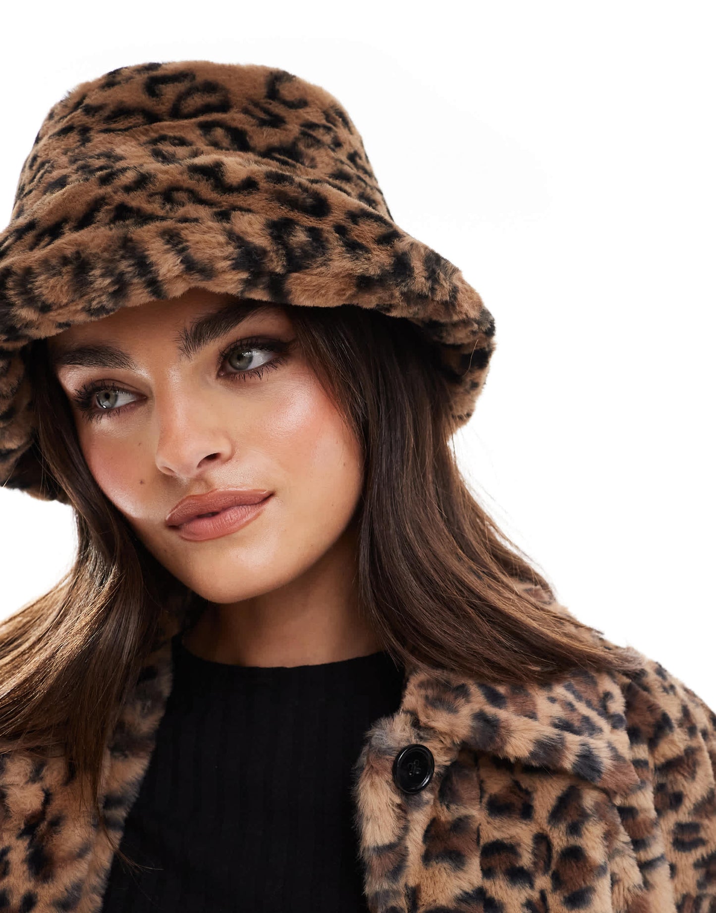 Pieces faux fur bucket hat in leopard print
