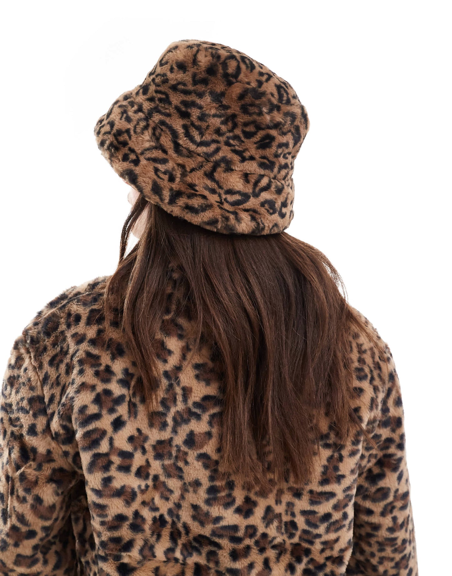 Pieces faux fur bucket hat in leopard print