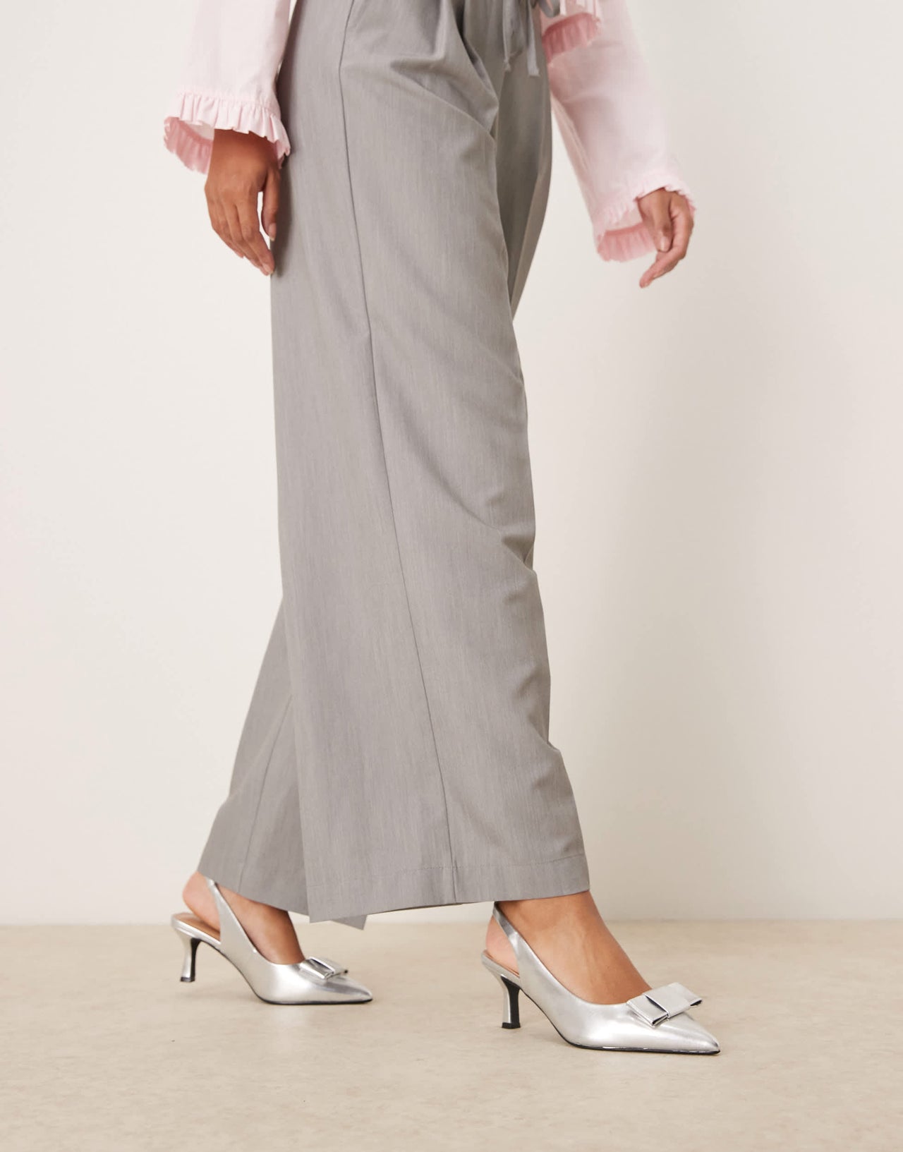 New Look Wide Fit slingback heeled shoe with bow in silver