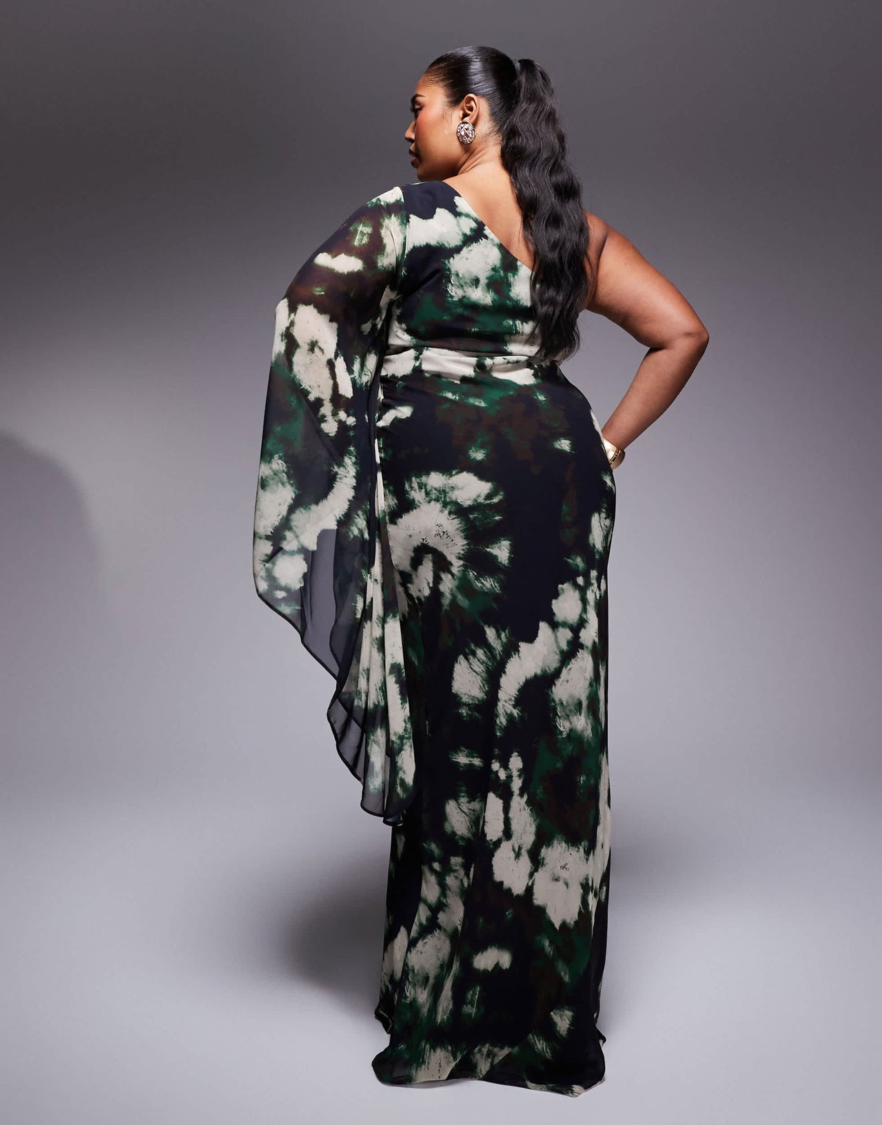 ASOS DESIGN Curve one shoulder bias maxi in abstract print