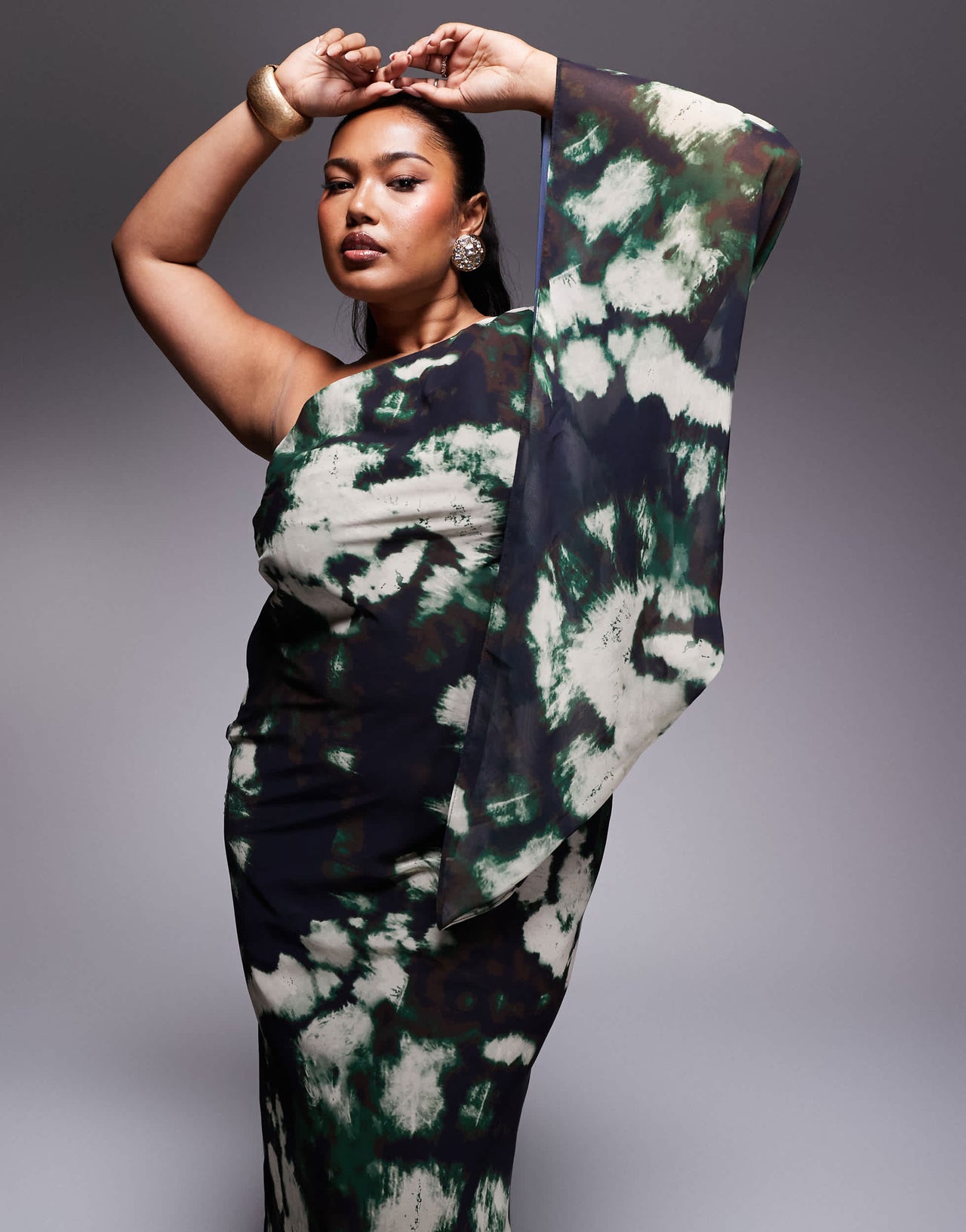 ASOS DESIGN Curve one shoulder bias maxi in abstract print