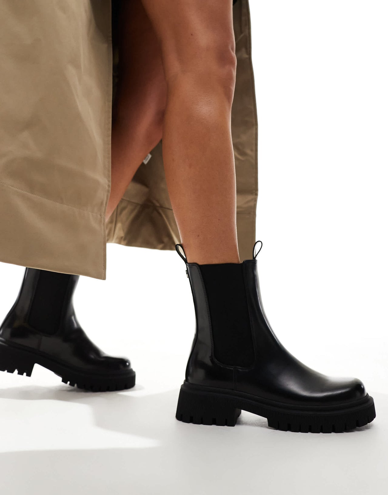 New Look chunky low ankle chelsea boot in black