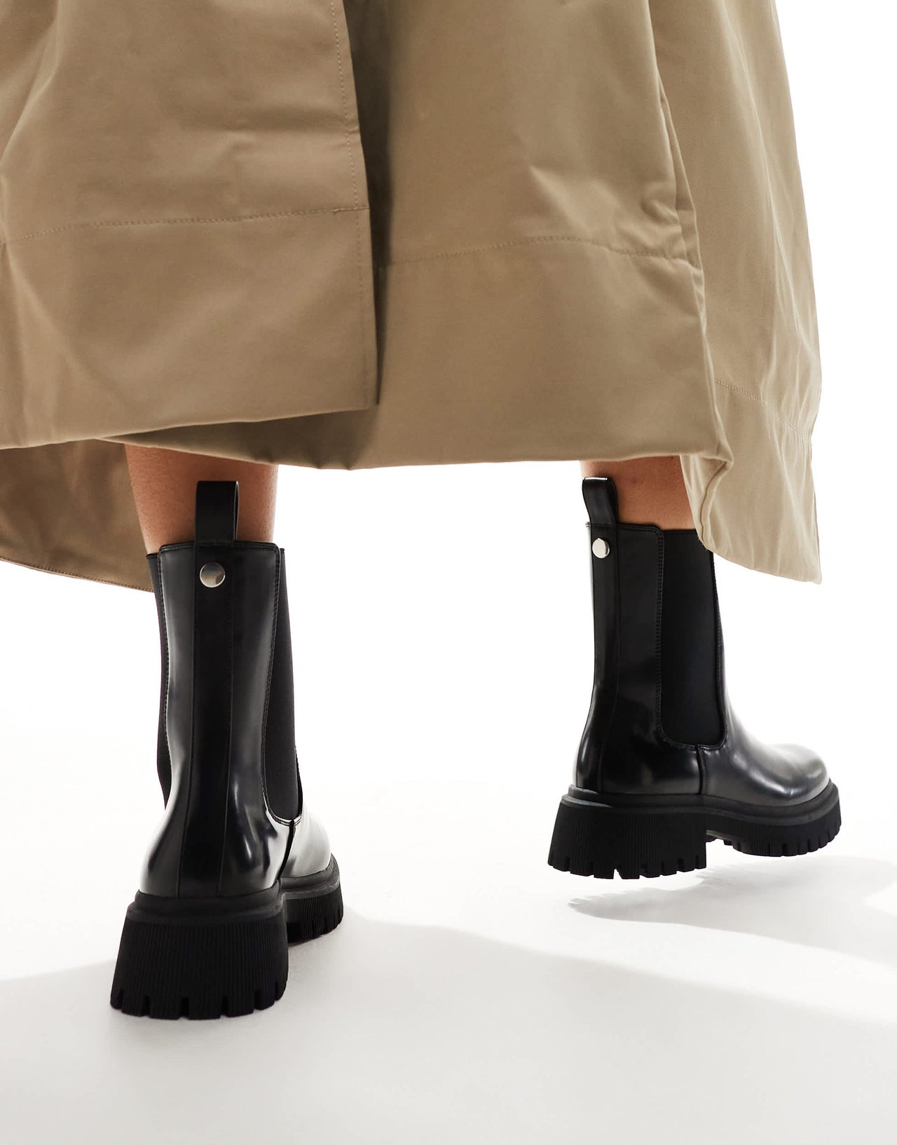 New Look chunky low ankle chelsea boot in black