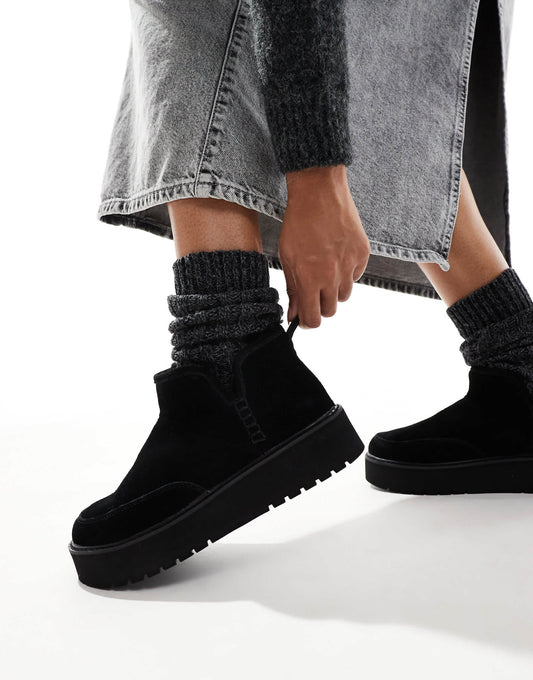 Stradivarius platform fluffy boots in black