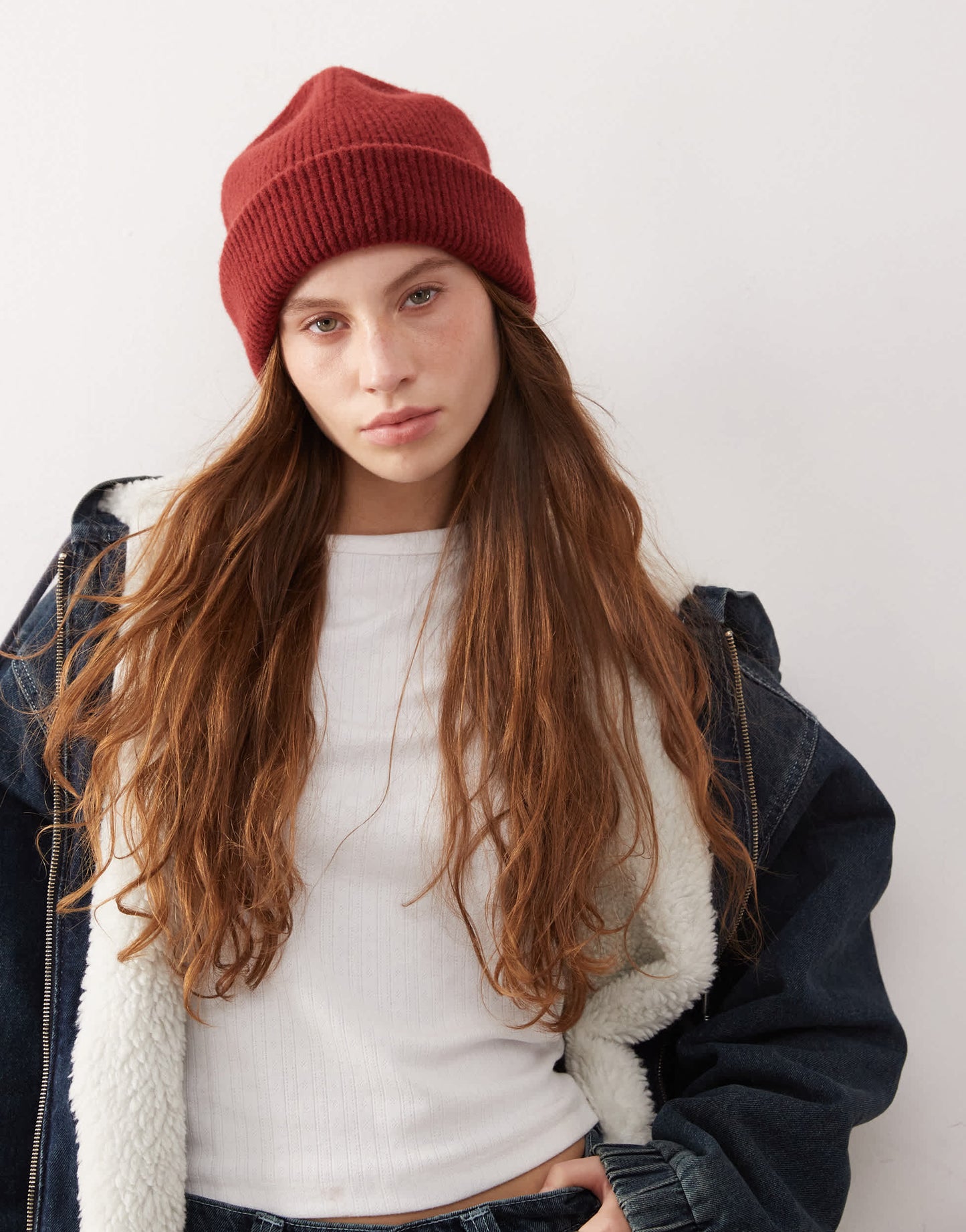 Monki ribbed beanie hat in rust red