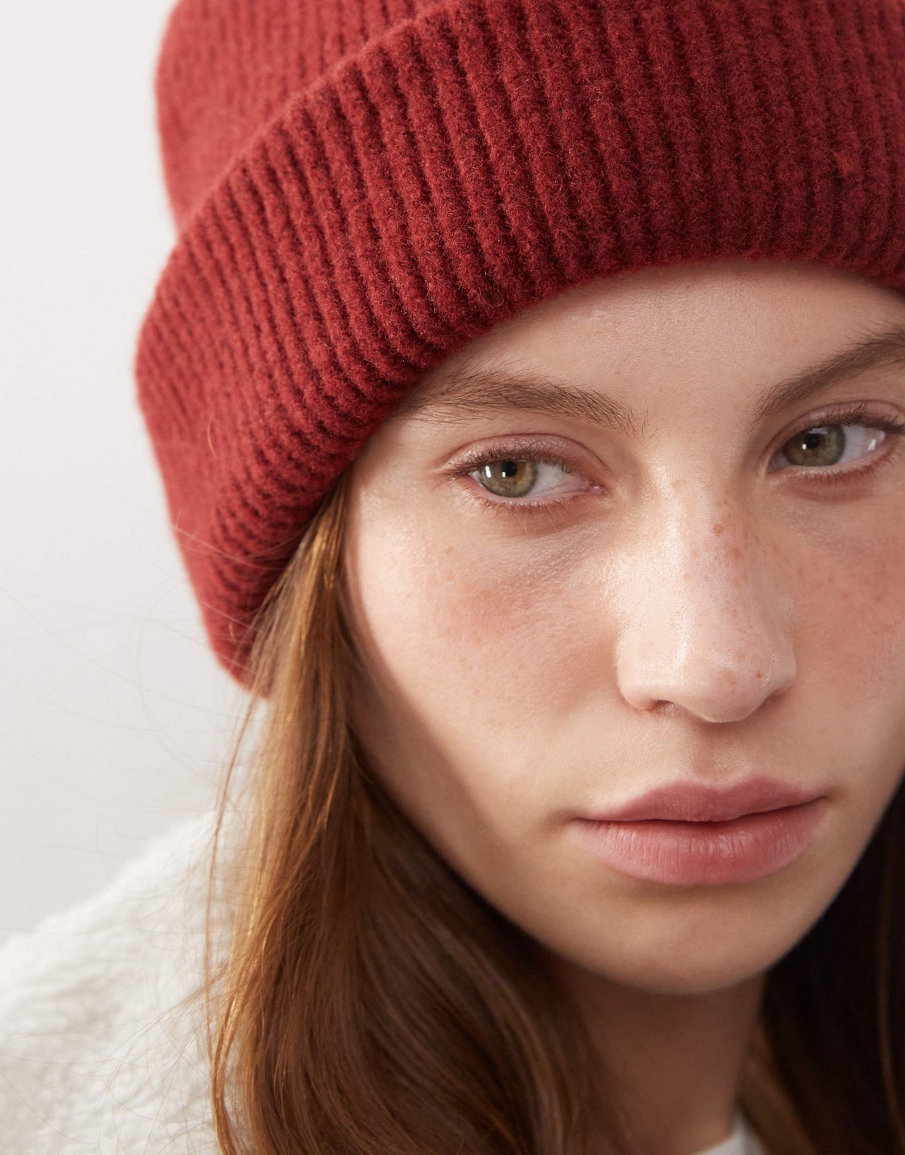 Monki ribbed beanie hat in rust red