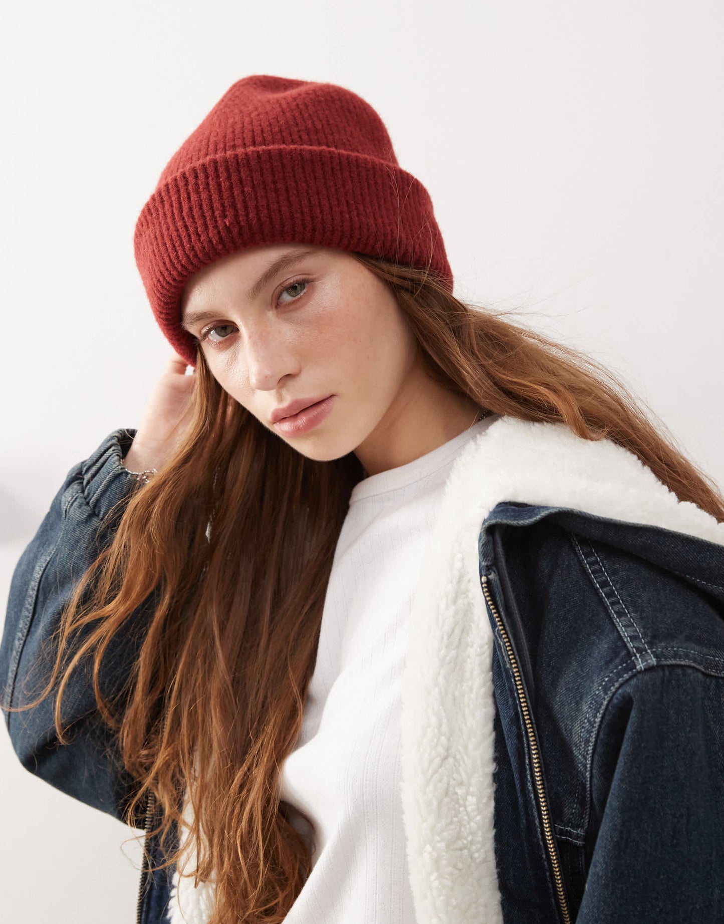 Monki ribbed beanie hat in rust red