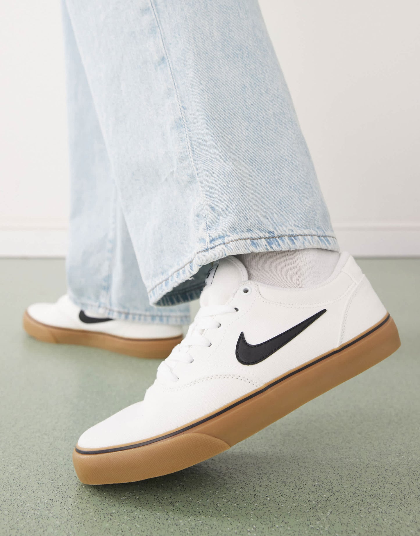 Nike SB Chron 2 trainers in white with brown gum sole