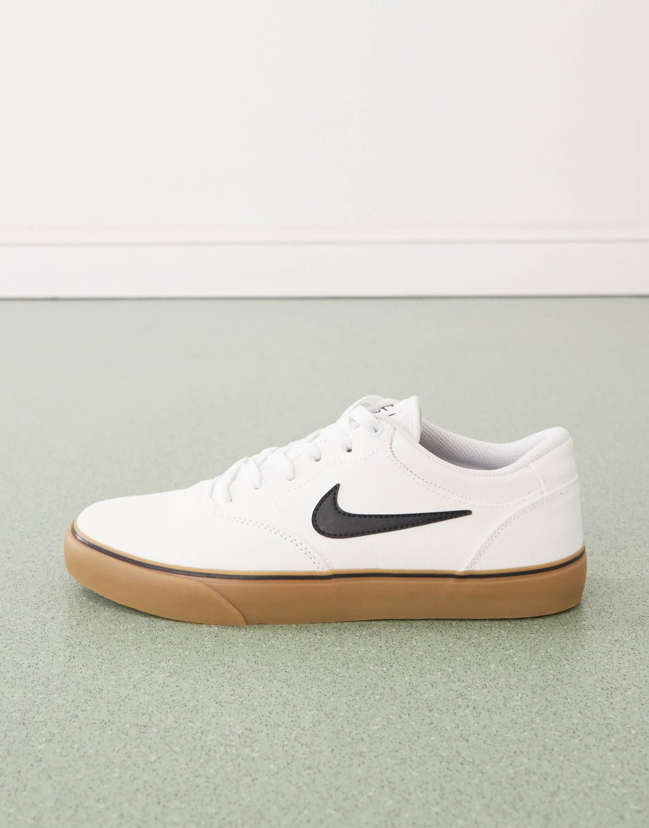 Nike SB Chron 2 trainers in white with brown gum sole