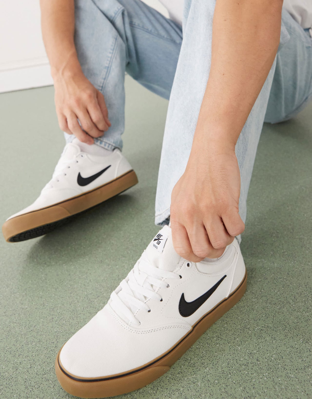 Nike SB Chron 2 trainers in white with brown gum sole