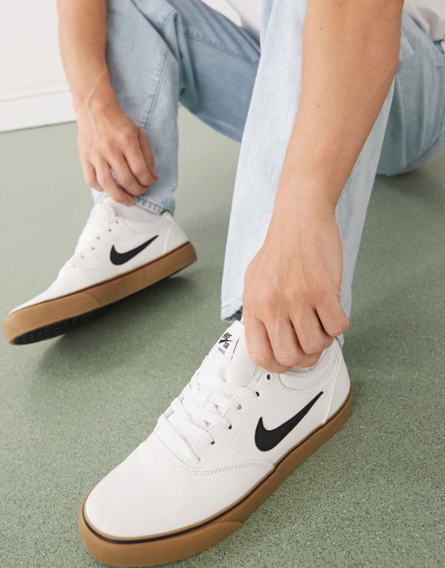 Nike SB Chron 2 trainers in white with brown gum sole
