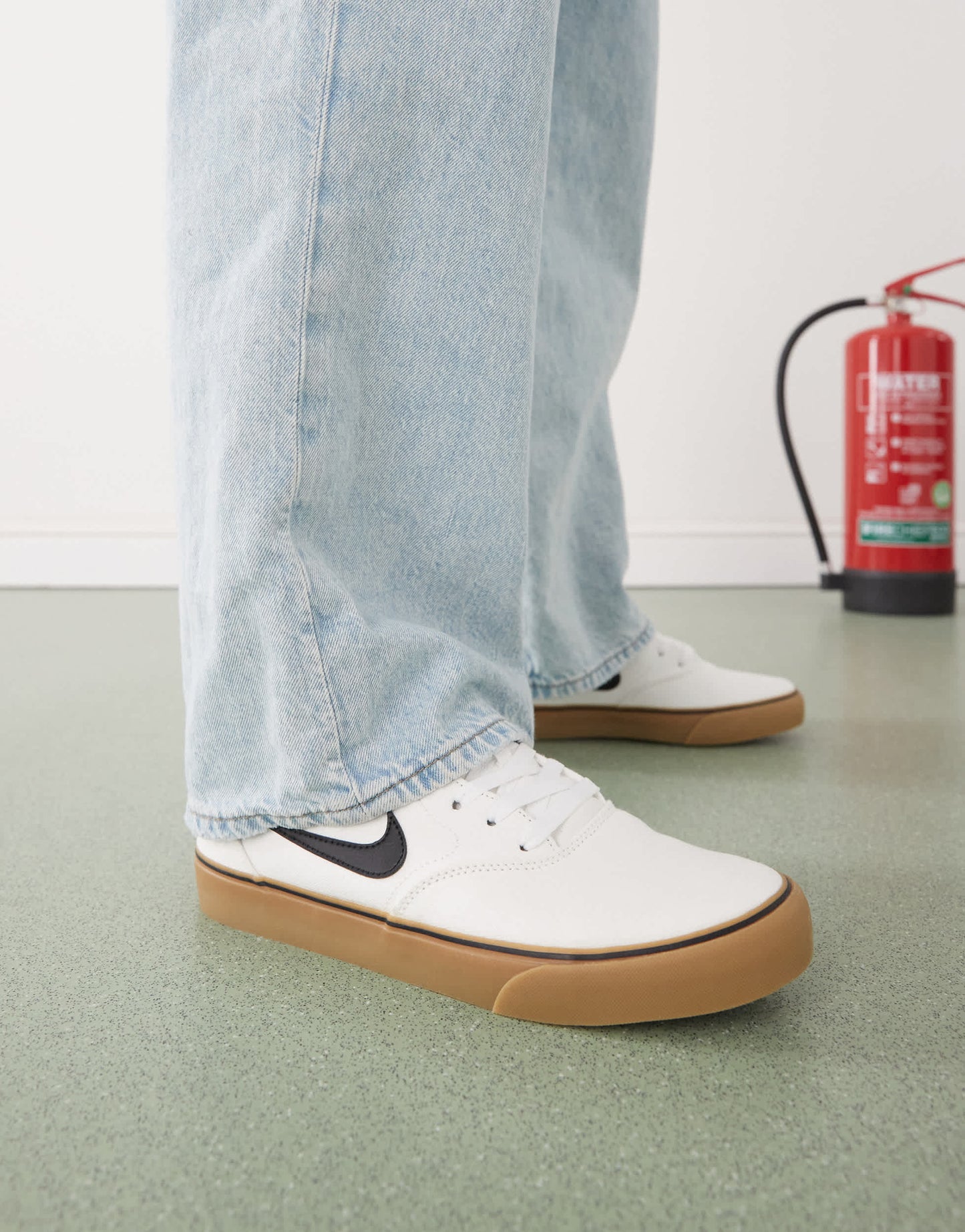 Nike SB Chron 2 trainers in white with brown gum sole