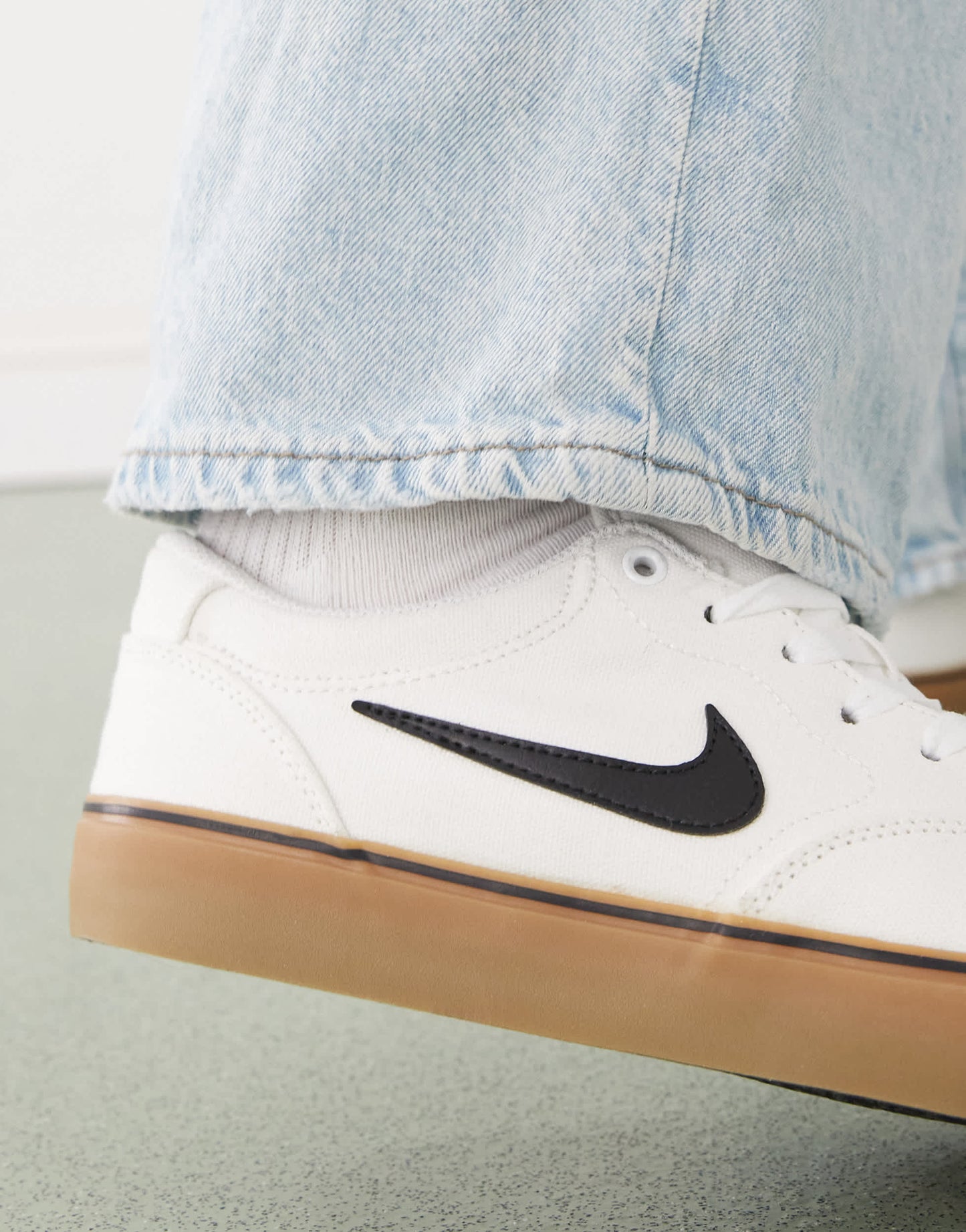 Nike SB Chron 2 trainers in white with brown gum sole